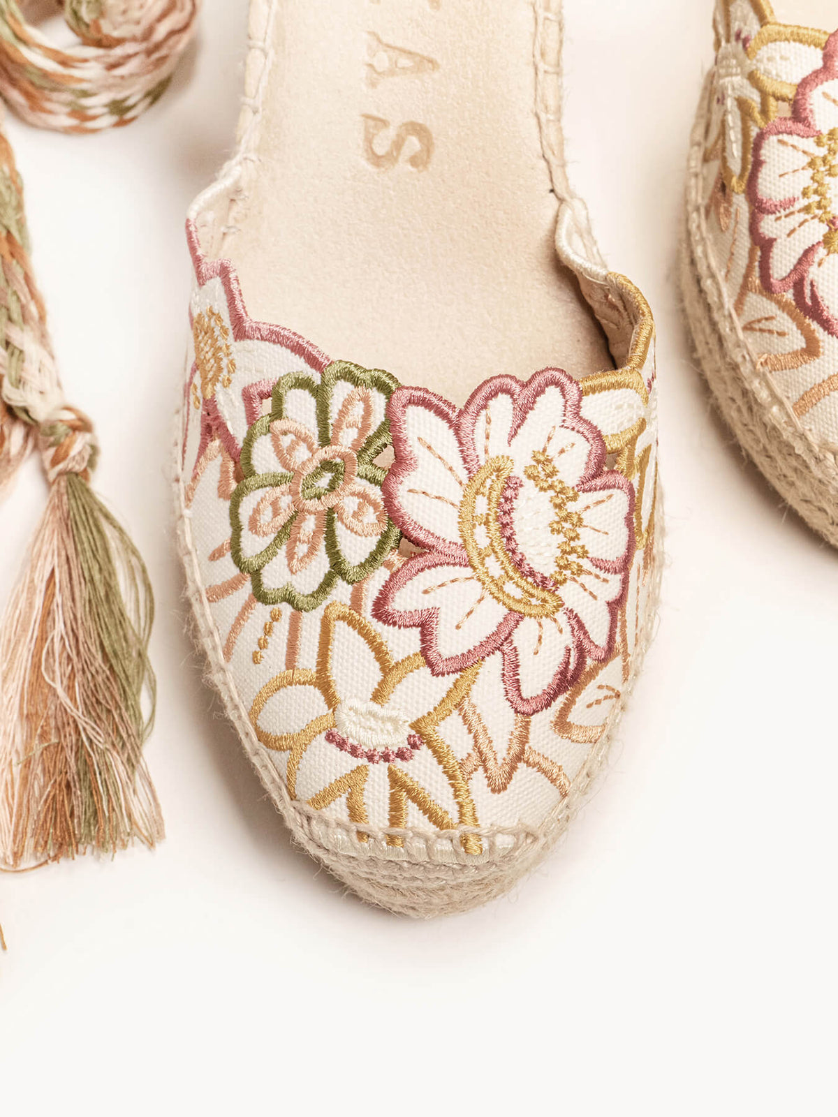 Alhamas Romero embroidered